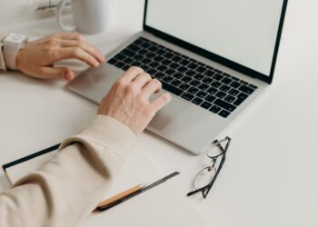 MacBook screen to depict how to screenshot on mac